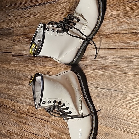 Womens Doc Martens Air Wair White Patent Leather Lace-Up Women's Boots - Picture 4 of 5